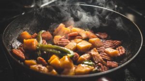 10. Выкладывание слишком большого количества продуктов на сковороду