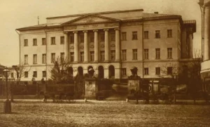 Окончил историко-филологический факультет Московского университета